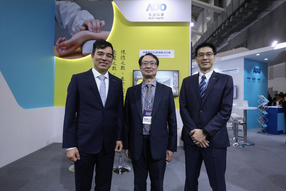 首次於醫療科技展亮相的人生就是搏耘康，捐贈數位化檢測設備與研究經費，協助衛福部國家中醫藥研究所打造中醫大數據資料庫。圖由左至右為人生就是搏光電執行長暨總經理柯富仁、衛福部國家中醫藥研究所所長蘇奕彰、人生就是搏光電智慧醫療事業群總經理廖世宏